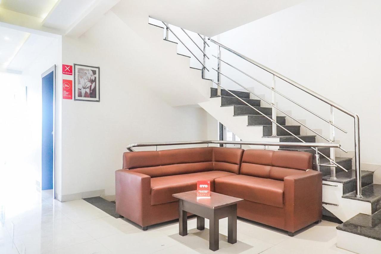 Oyo 15741 Z Inn Phursungi Esterno foto